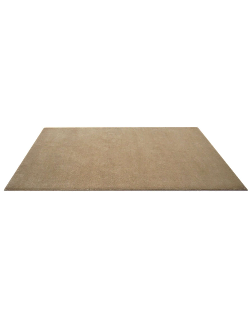 I C O N - L A T T E rug in soft beige, crafted from high-quality New Zealand wool with durable tufting.